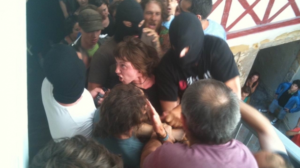 L'arrestation d'Aurore Martin mise en échec par des habitants. Photo: eitb.com
