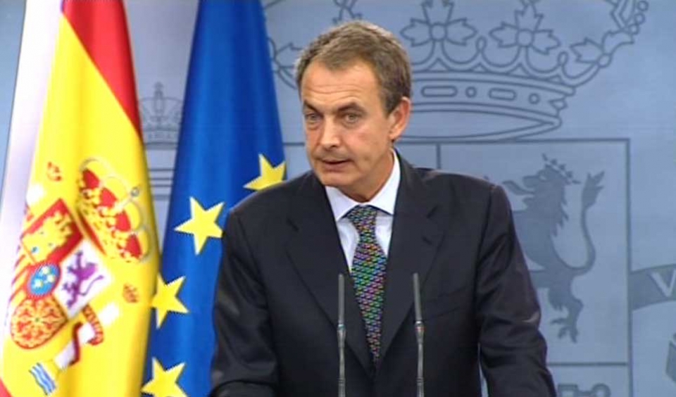 Zapatero vuelve a Moncloa para afrontar la crisis y la visita del Papa