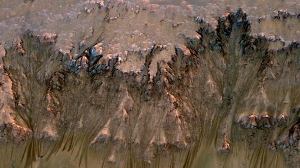 Imagen que han cedido desde la NASA, donde se podría ver la presencia de agua salada. Foto:EFE