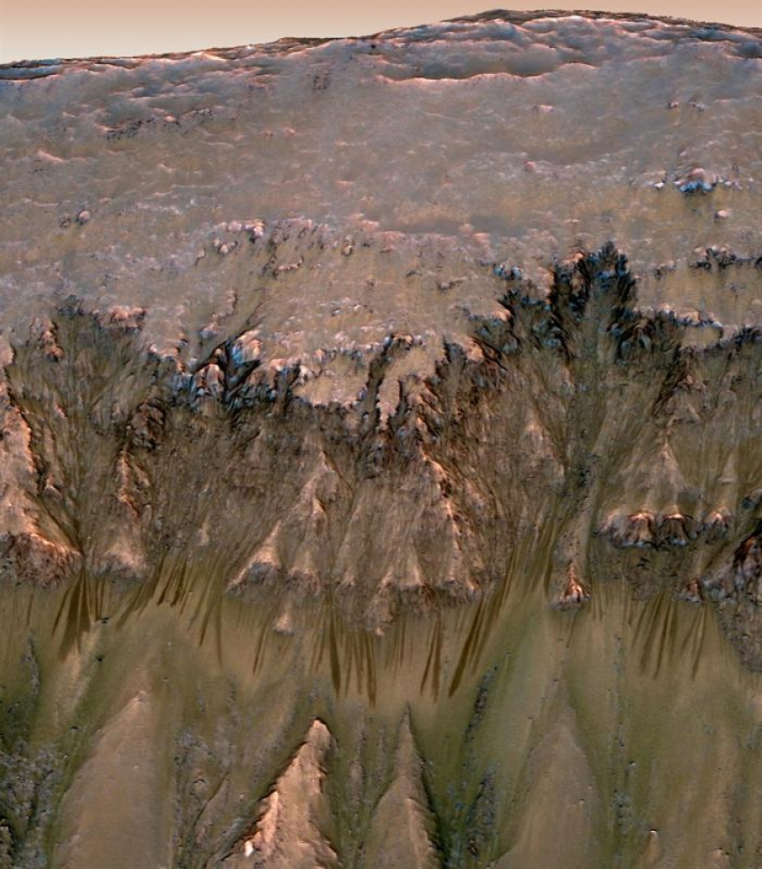Imagen que han cedido desde la NASA, donde se podría ver la presencia de agua salada. Foto:EFE