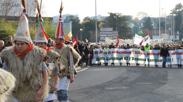 Manifestation des opposants à la LGV en Pays Basque nord. Photo : EITB