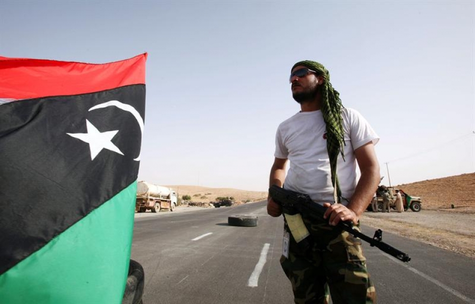 Un rebelde libio en un punto de control en la carretera de Tarhuna hacia Bani Walid, Libia. EFE