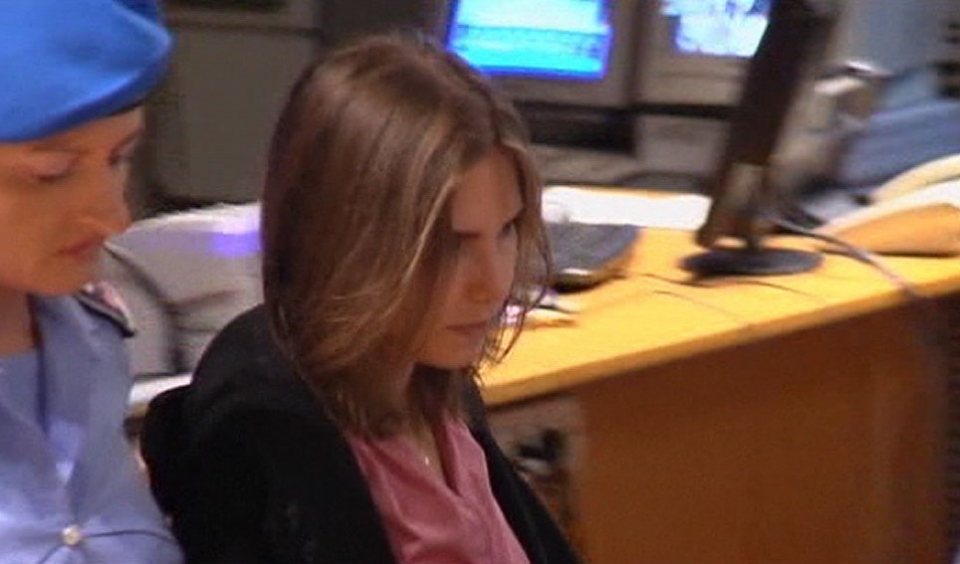 La estudiante estadounidense Amanda Knox se emociona a su llegada al tribunal de Perugia