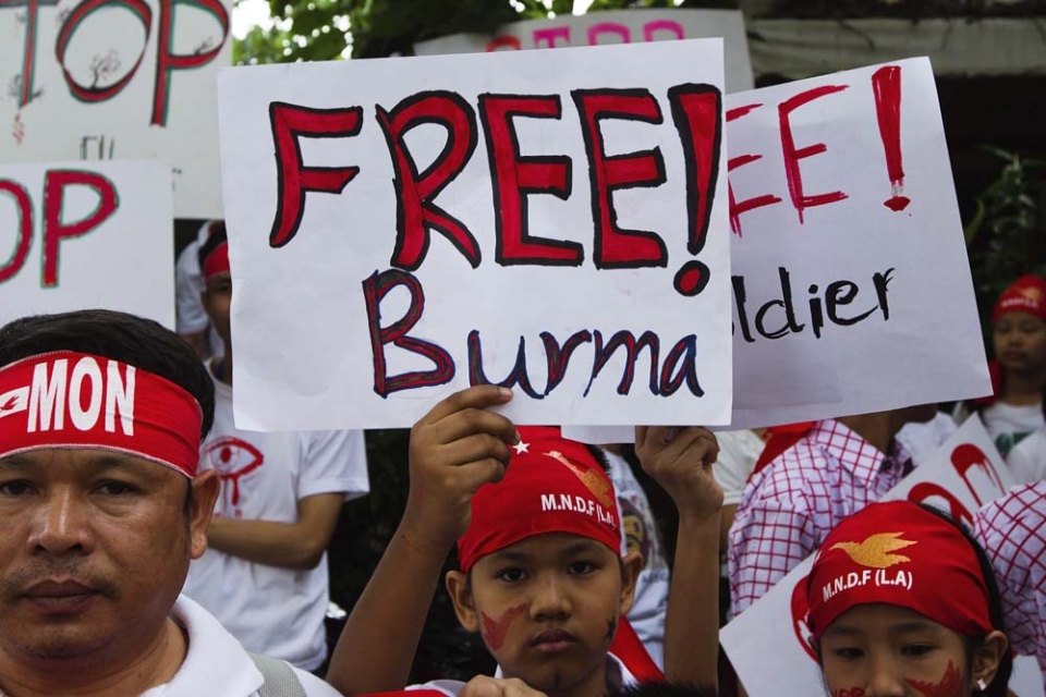  Amnistia bati esker 6.000 preso kaleratuko dituzte Birmanian