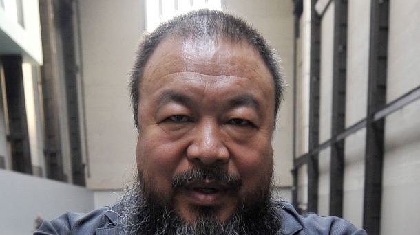 Ai Weiweik jarraitzaileek emandako piezak jasoko ditu