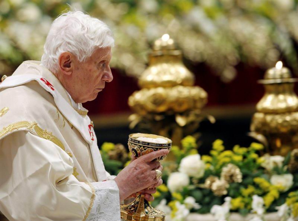 El papa Benedicto XVI preside en la Basílica de San Pedro la primera misa solemne de 2012. EFE