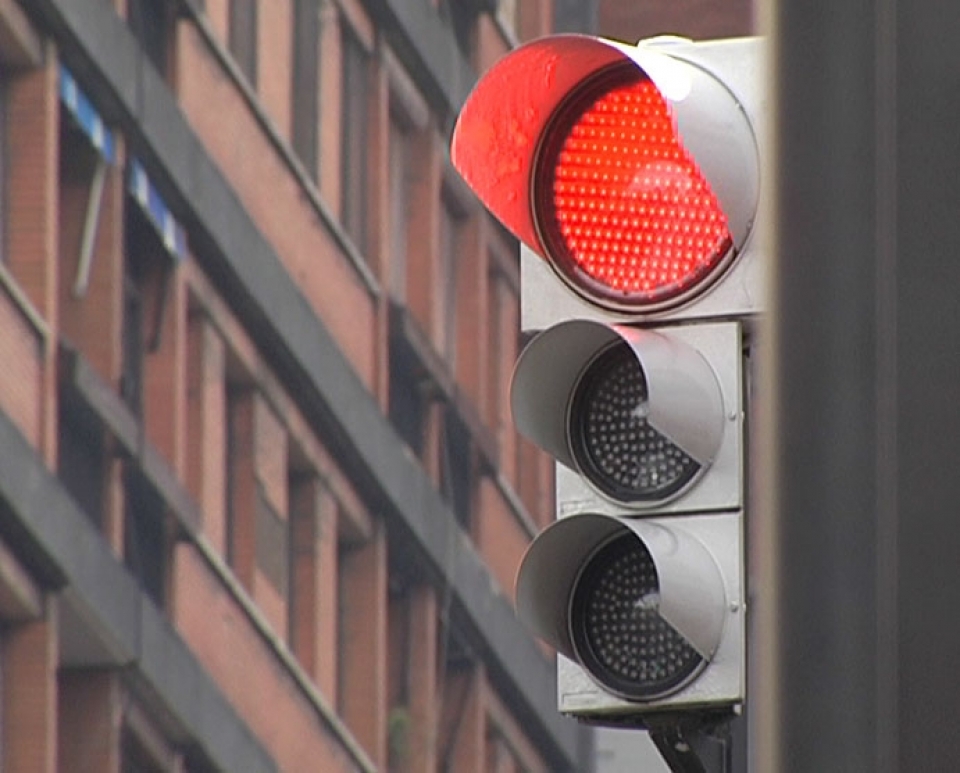 Anulan una multa por pasarse el semáforo en rojo. Foto: EFE
