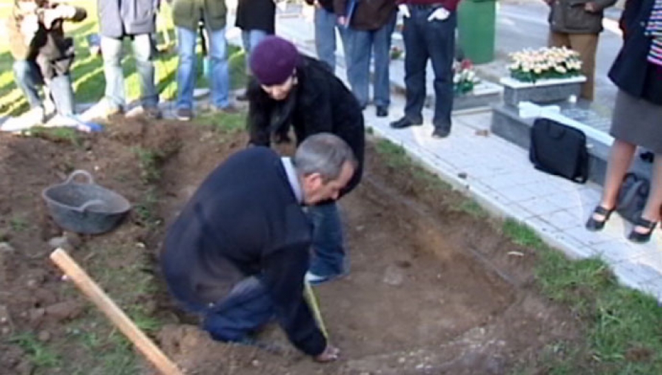 Imagen de una exhumación de un posible caso de bebé robado en Alicante. Foto: EITB