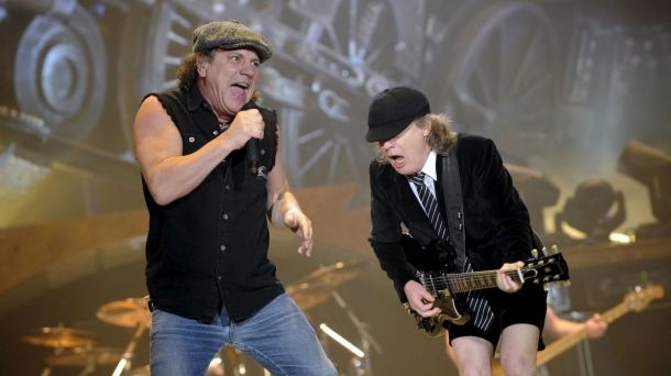 Brian Johnson (izquierda), durante un concierto de AC/DC en el BEC
