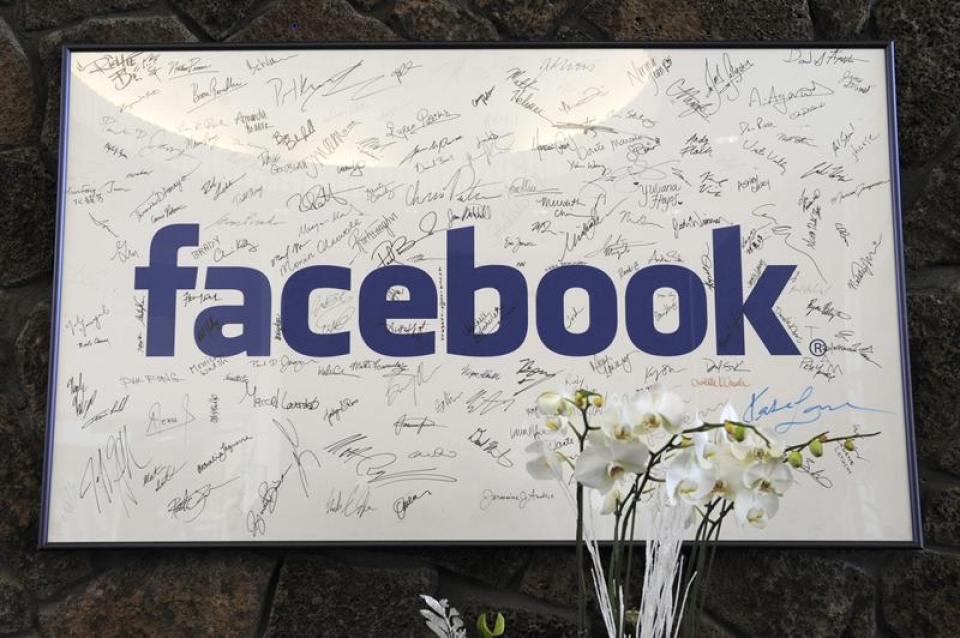 Imagen de un tablón de 2011 con la firma de los 200 primeros empleados de Facebook. Foto: EFE