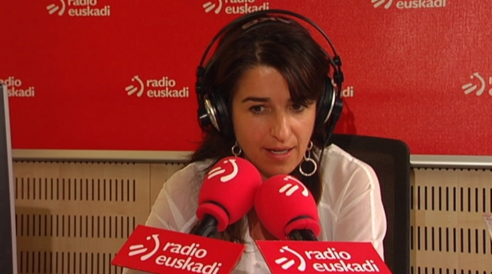 Aintzane Ezenarro en los estudios de Radio Euskadi. EITB