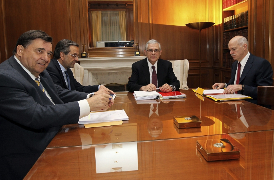 El primer ministro griego (2-d) preside la reunión con los líderes de los tres partidos principales.