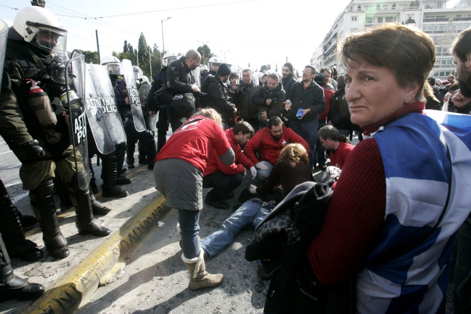 Miembros del Partido Comunista Griego despliegan dos pancartas en la Acrópolis de Atenas. Foto: Efe