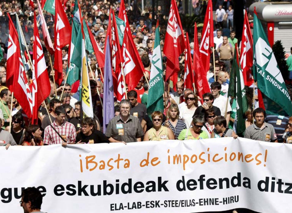 Protesta de ELA y LAB durante la huelga general del 29 de junio de 2010 contra los recortes. EFE