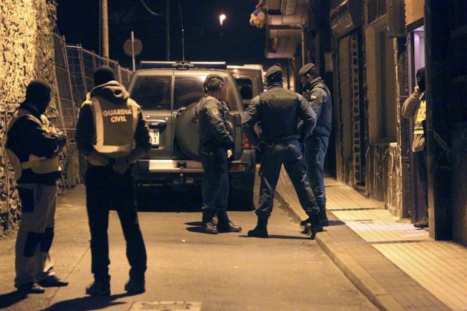 La Guardia Civil registra en Andoain la vivienda de uno de los detenidos. EFE