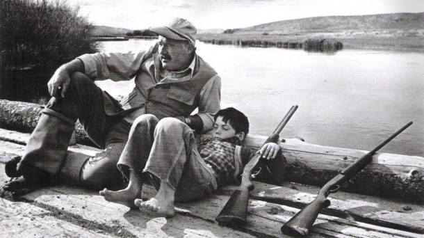 Hemingway et son fils. Photo: Robert Capa