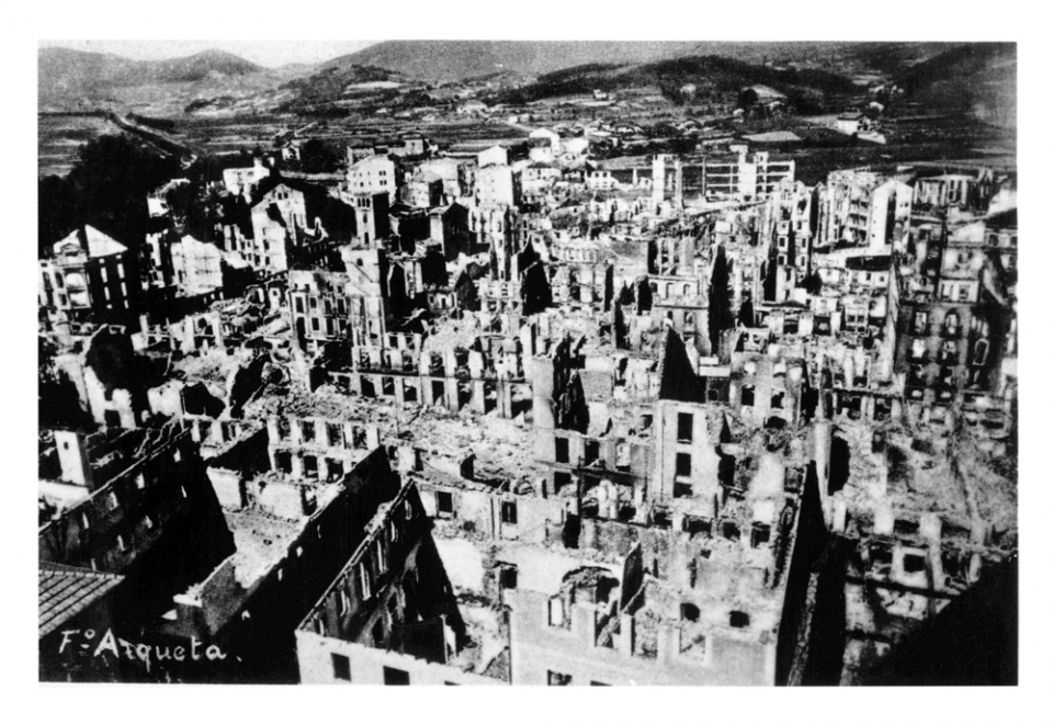 Gernika, asolada tras el fatídico bombardeo sobre la población. Foto: EiTB