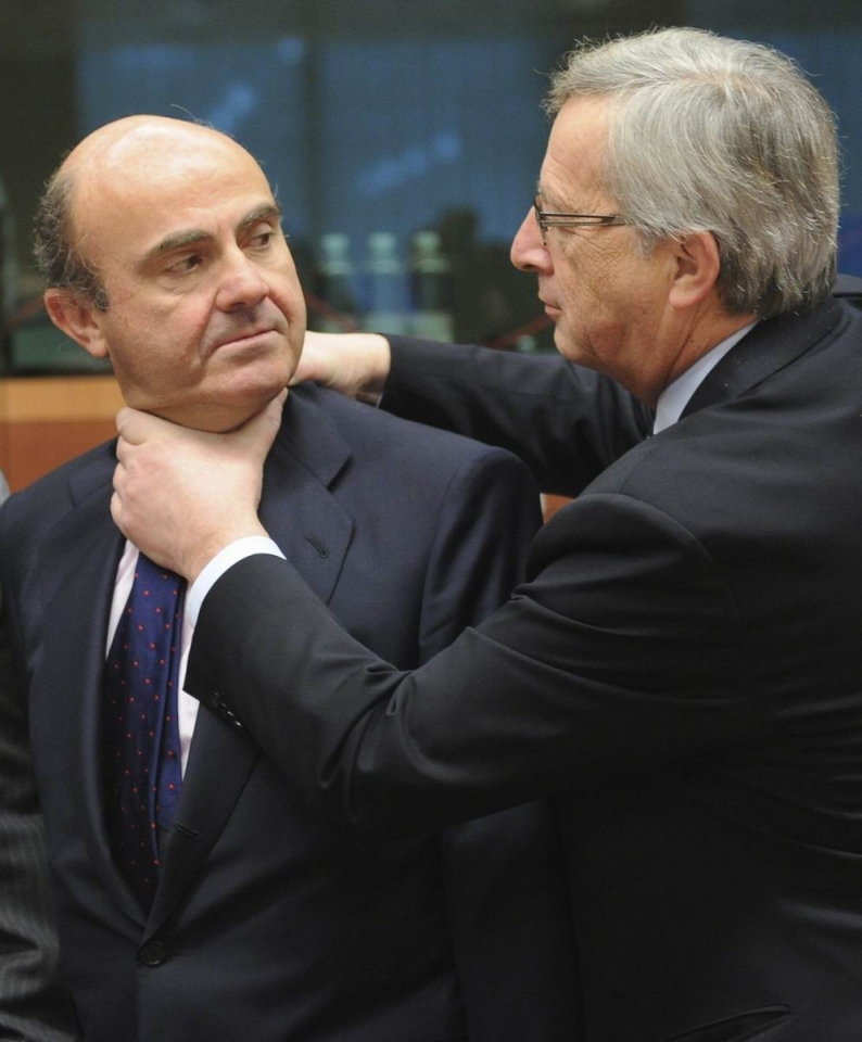 Jean-Claude Juncker "aprieta" el cuello a Luis de Guindos. EFE