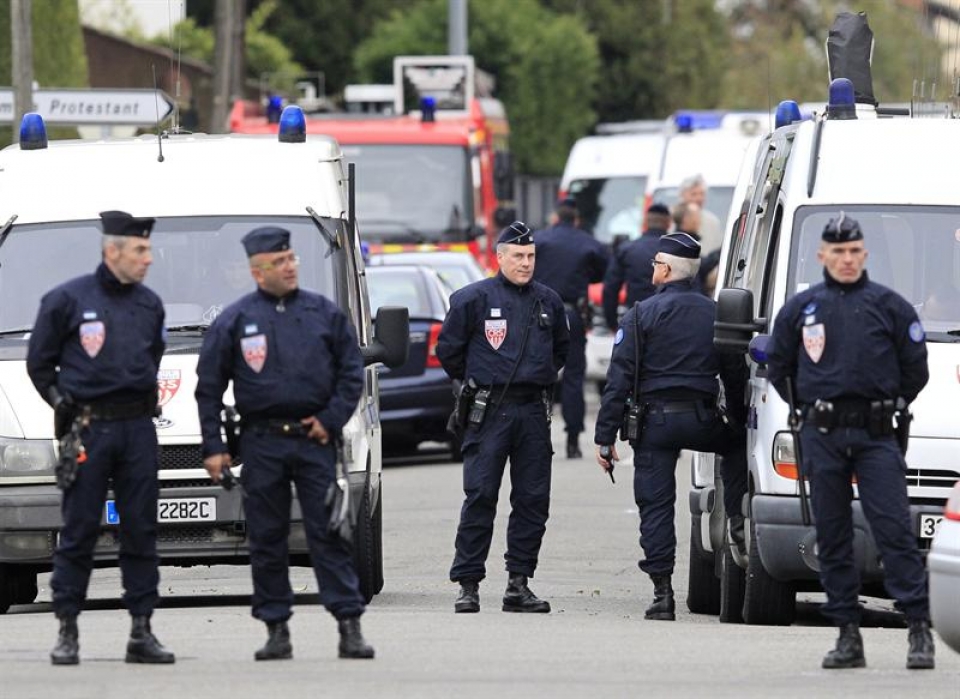 La policía acordona la zona de un barrio residencial de Toulouse. Efe.
