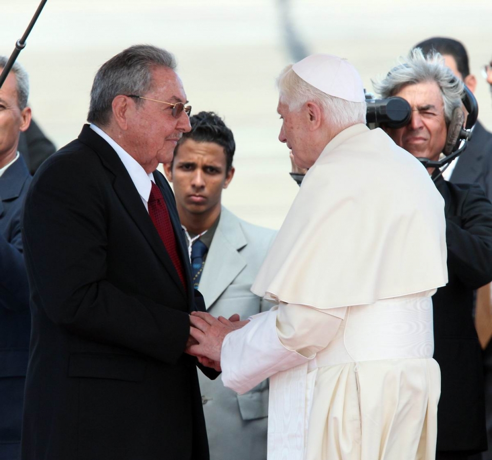 Raúl Castro recibe al papa Benedicto XVI a su llegada a Cuba