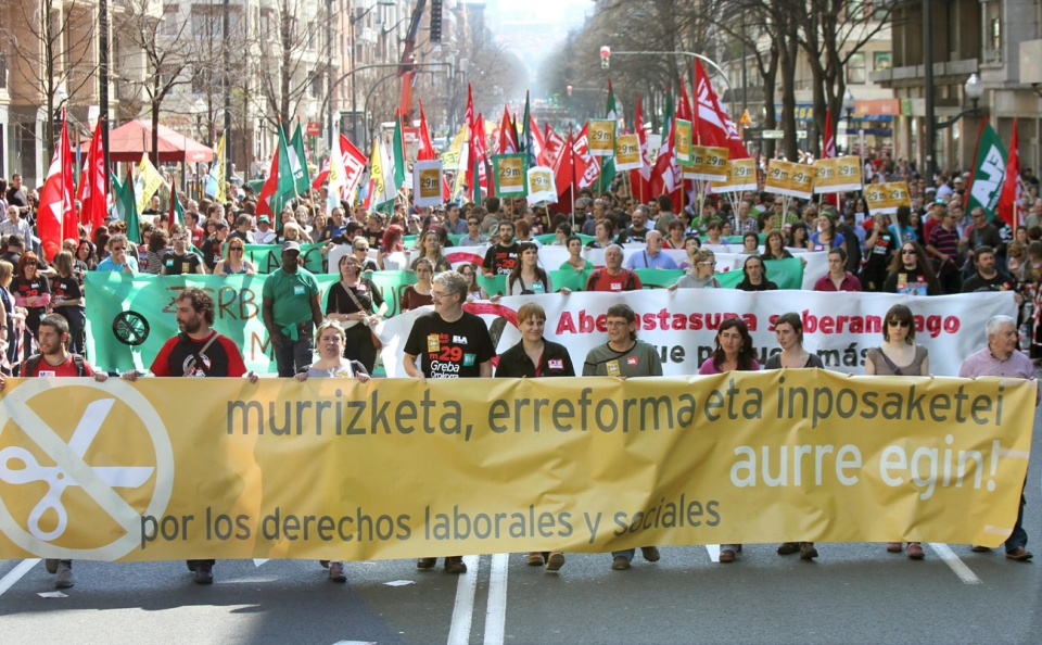 Manifestazio jendetsuak egin dituzte euskal sindikatuek hegoaldean