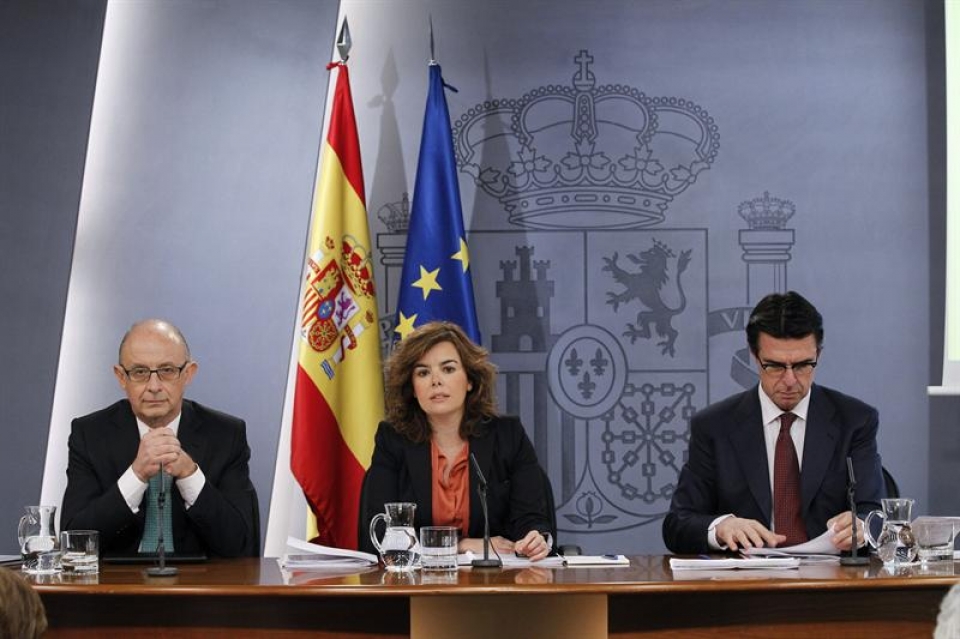 Cristobal Montoro, Soraya Sáenz de Santamaría y José Manuel Soria, en rueda de prensa. Efe.