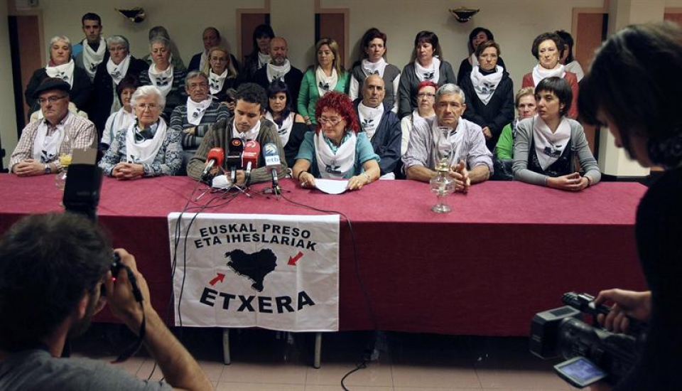 Rueda de prensa de Etxerat, en Donostia. EFE
