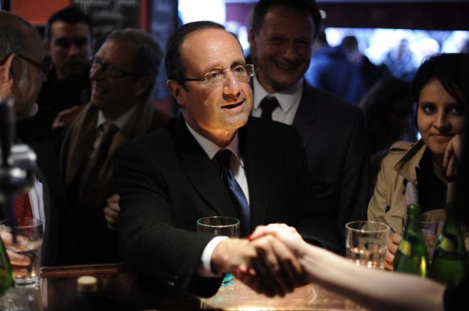 El candidato socialista François Hollande deposita su voto en la primera vuelta. EFE