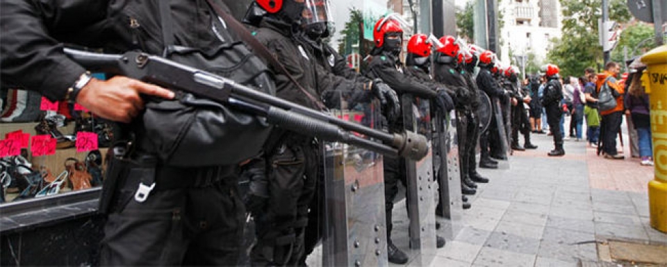 Varios agentes de la Ertzaintza con escopetas lanzaderas de pelotas de goma.