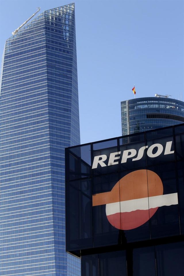 Repsol pierde 1.200 millones en 2015 por la caída del petróleo