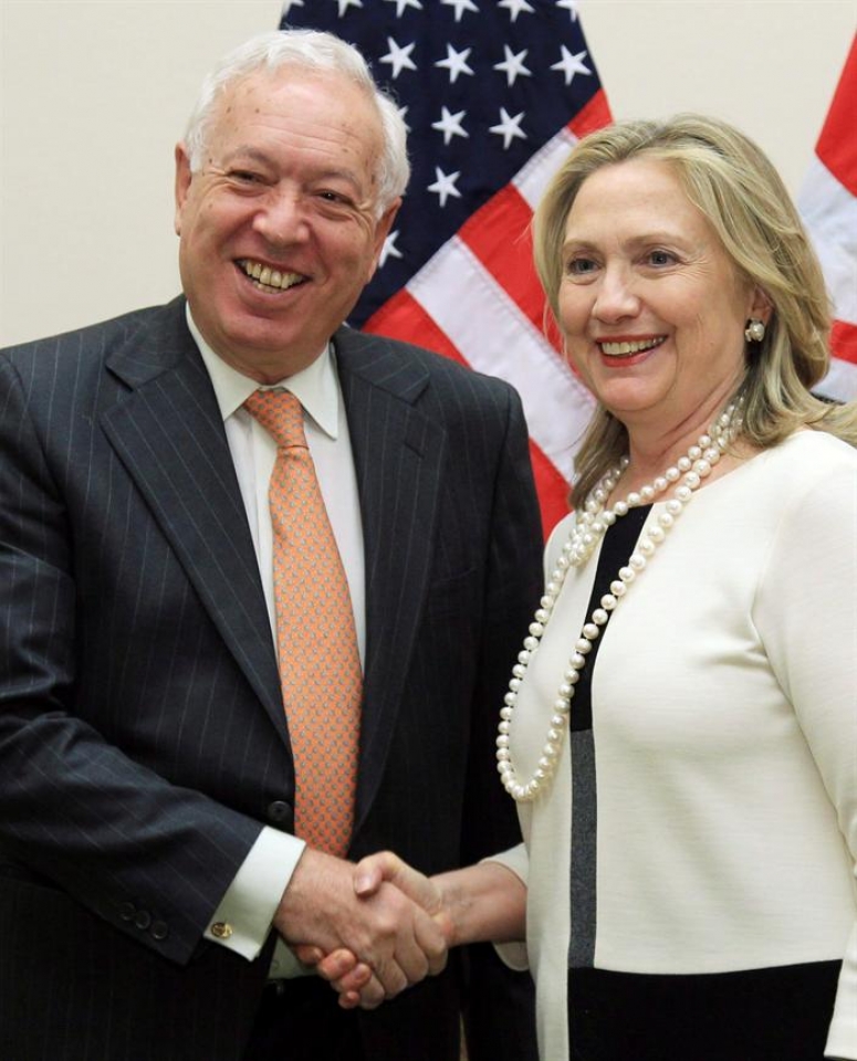José Manuel García-Margallo estrecha la mano de Hillary Clinton. Efe.