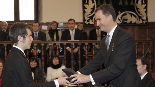 Nicanor Parraren ilobak jaso du Cervantes Saria
