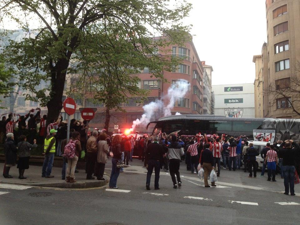 Aficionados rojiblancos acompañan al autobús del Athletic. 