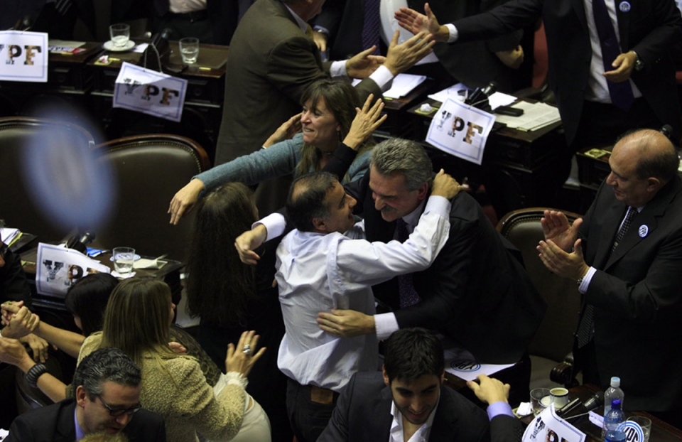 Diputados argentinos celebran la aprobación de la expropiación de YPF. EFE