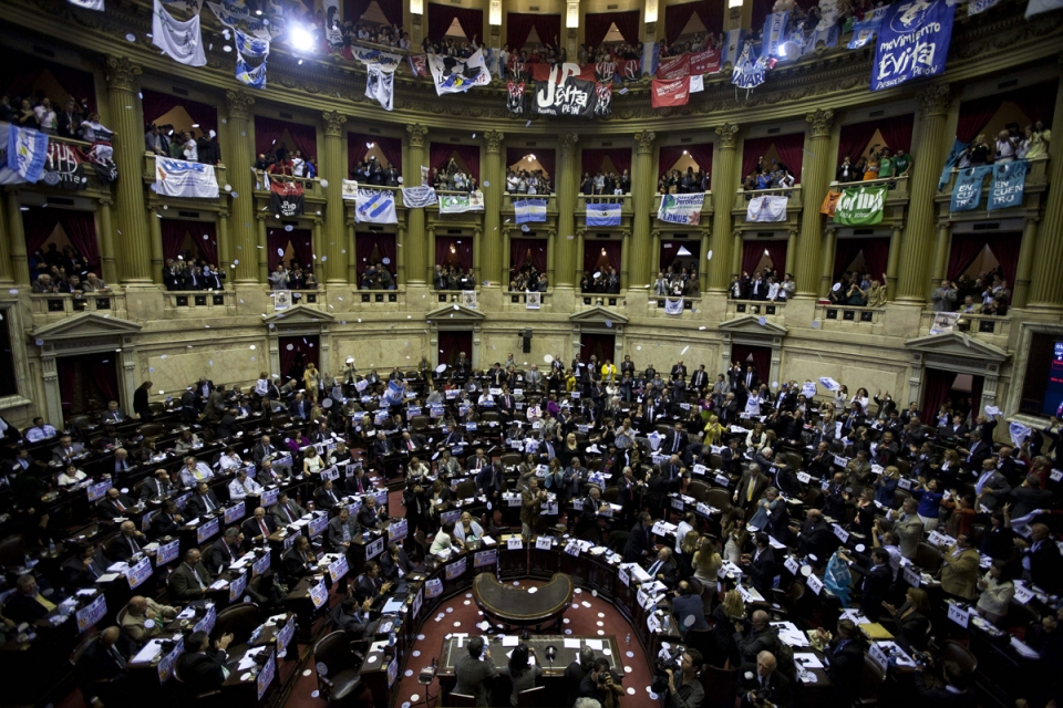 Diputados argentinos celebran la aprobación de la expropiación de YPF. EFE