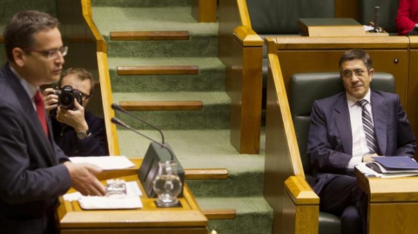 Patxi Lopez listens in parliament to Antonio Basagoiti. Photo: EFE