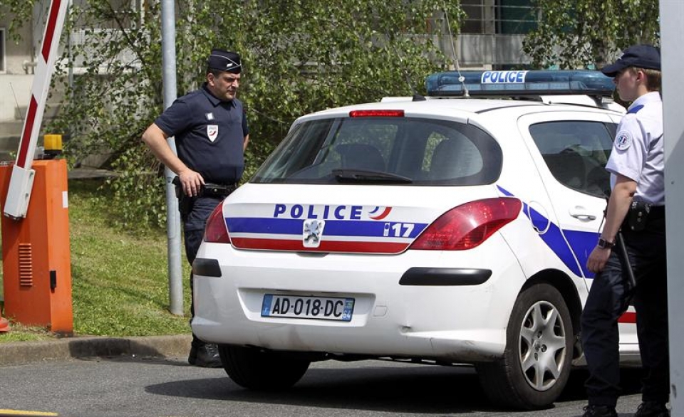 Una patrulla de la Policía francesa, en Baiona. Foto: EFE