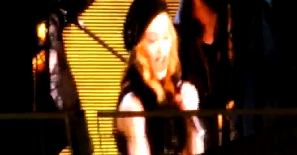 Madonna y Kalakan sobre el escenario. Foto: Youtube