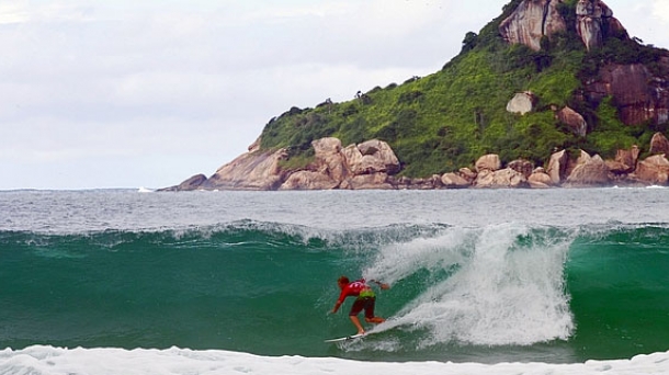 John John Florence (EE. UU.) sobre las olas de Brasil. Foto: Association of Surfing Professionals