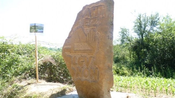 Une stèle en hommage à la lutte contre la nouvelle LGV au Pays Basque. Photo: CADE