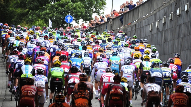 El pelotón cruza un túnel. Foto: EFE