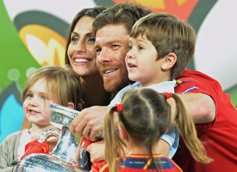 Xabi Alonso rodeado de su familia.