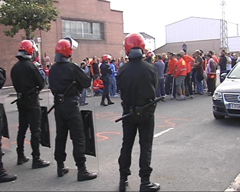 Barrikada bat piztu dute Laminaciones Arregui enpresaren sarreran