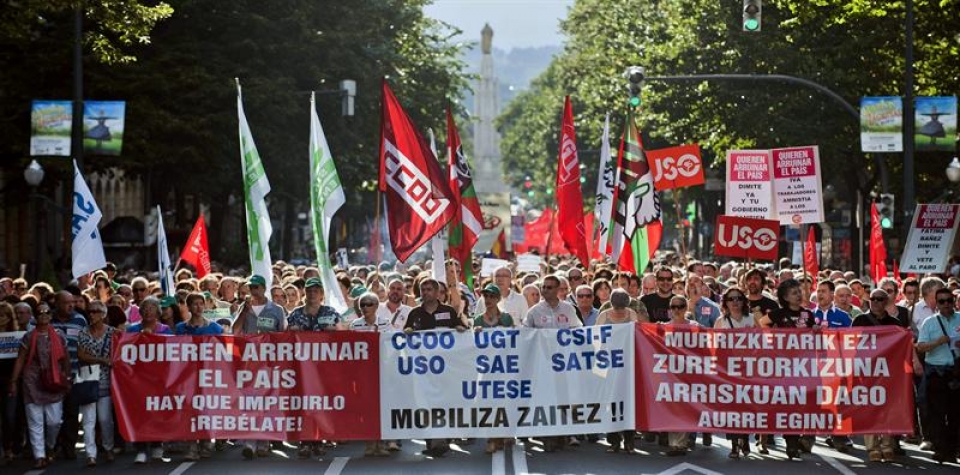 Milaka pertsona manifestatu dira Euskadin, Rajoyren murrizketen aurka