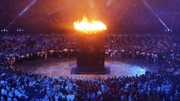 La llama olímpica ya ilumina los Juegos. Foto: EFE.