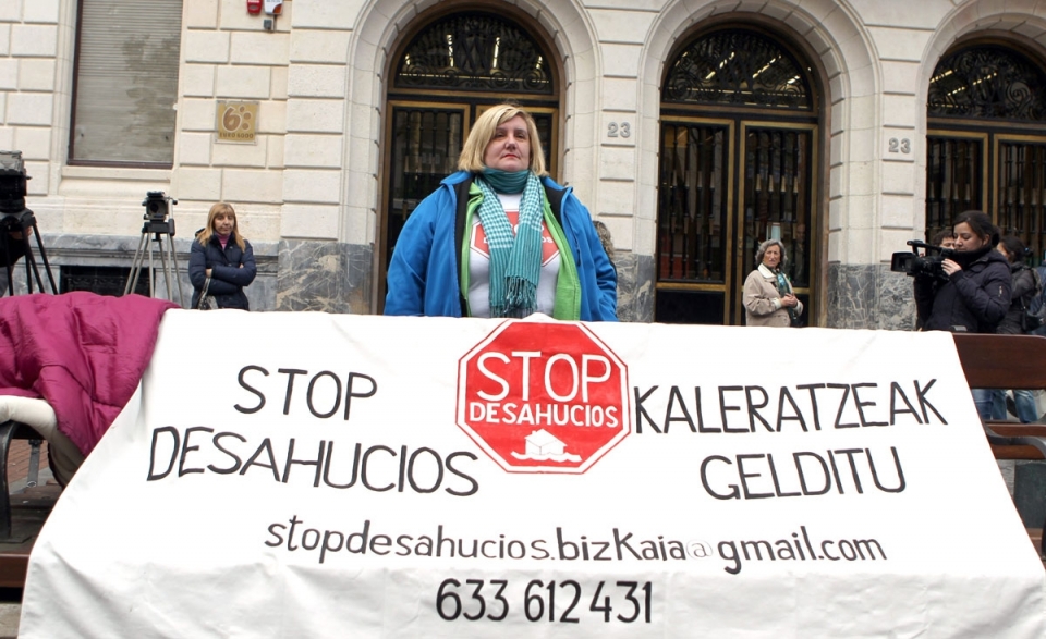 Una mujer protesta en una concentración de Stop Desahucios en Bilbao. Foto: EFE