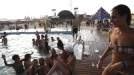 Los seguidores se han tomado un baño para refrescarse en el Arenal Sound. Foto: EFE title=
