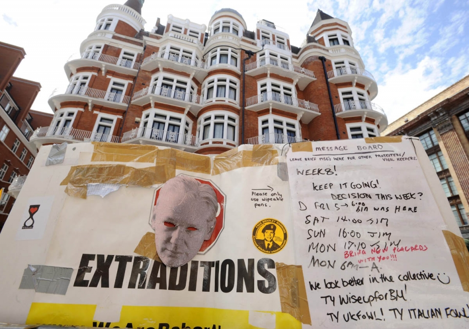 Cartel a favor de Assange en Londres.