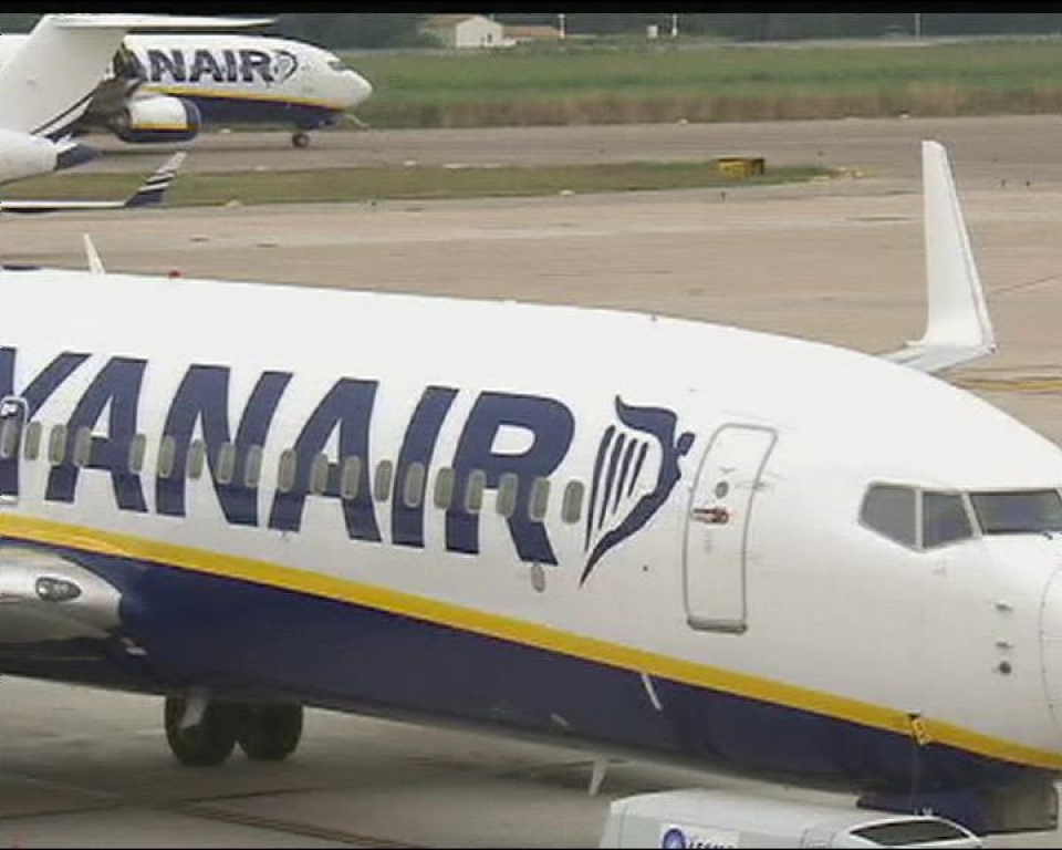 Ryanairreko hegazkin bat lurreratzen. Argazkia: EITB 