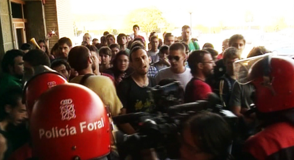La Policía carga contra los estudiantes que protestan en la UPNA